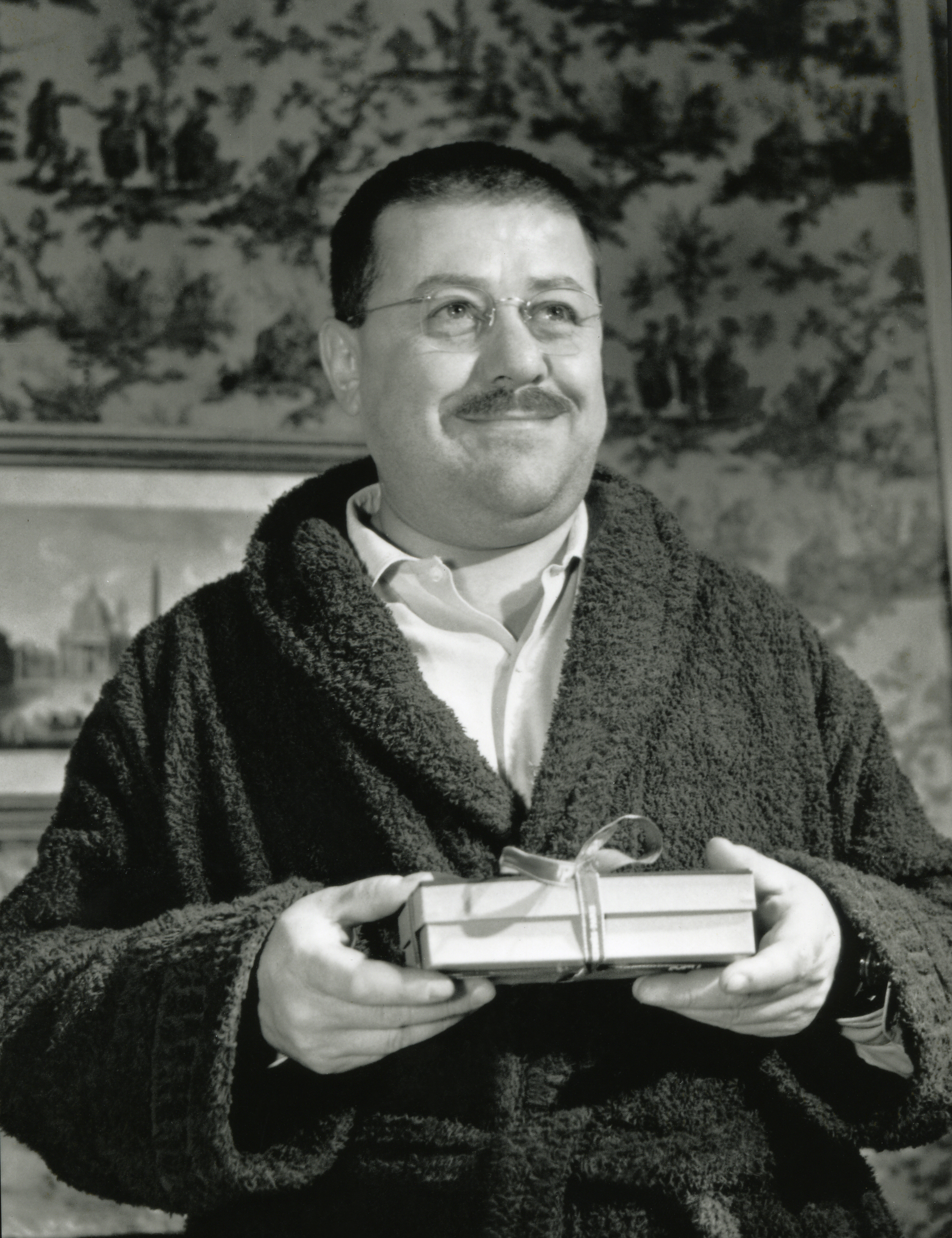 Raoul Volfoni, un cadeau à la main.