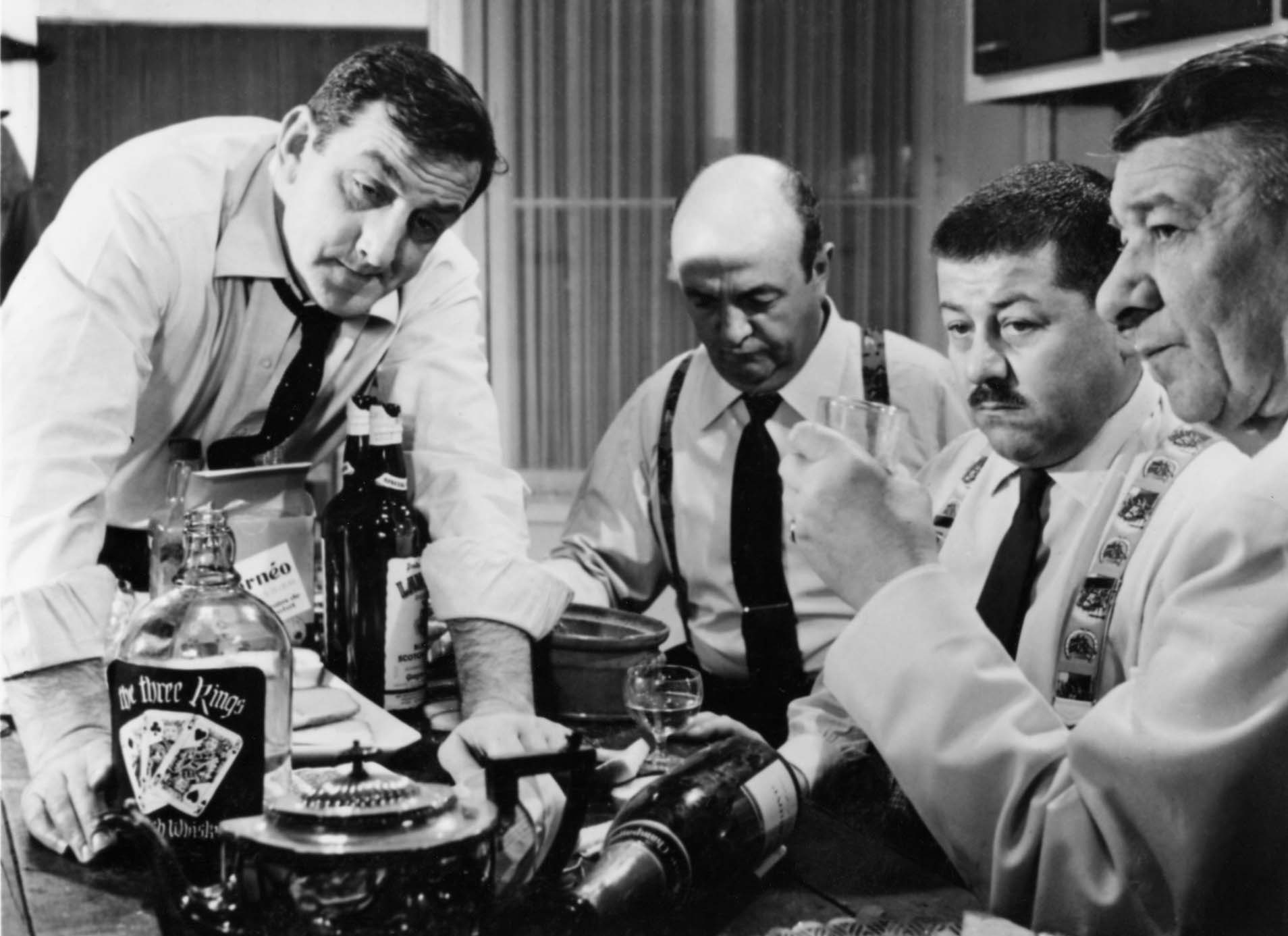Fernand, Maître Folace, Raoul Volfoni et Jean réunis dans la cuisine.