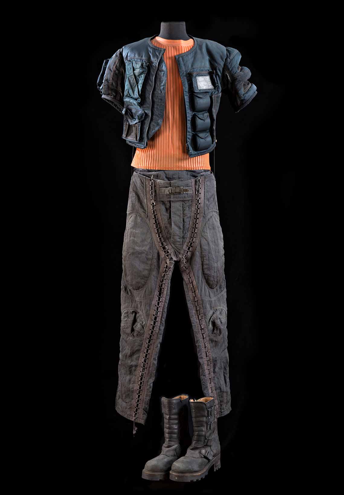 LE CINQUIÈME ÉLÉMENT. Luc Besson. 1997. Costume de Korben Dallas / Bruce Willis