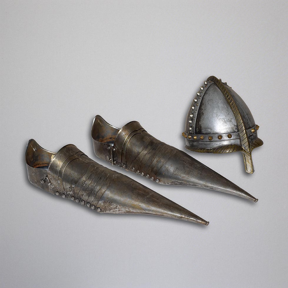 LES VISITEURS. Jean-Marie Poiré. 1993. Cervelière et solerets de Godefroy de Montmirail / Jean Reno