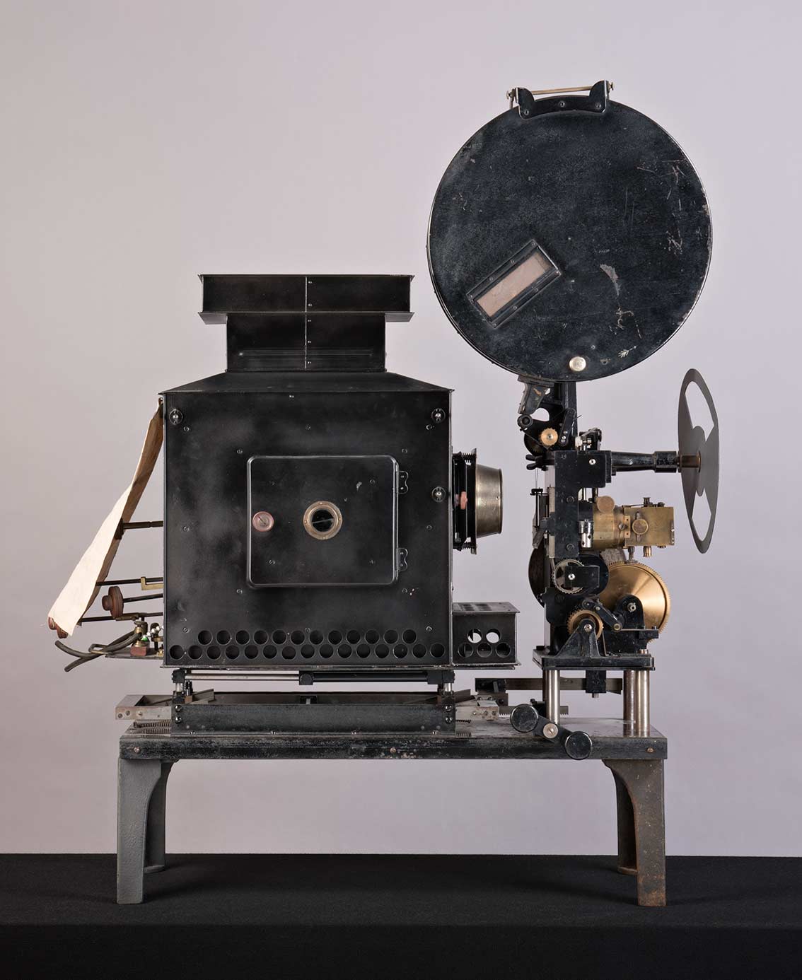 Projecteur Chronochrome. 1913. Projecteur pour le cinéma en couleurs naturelles