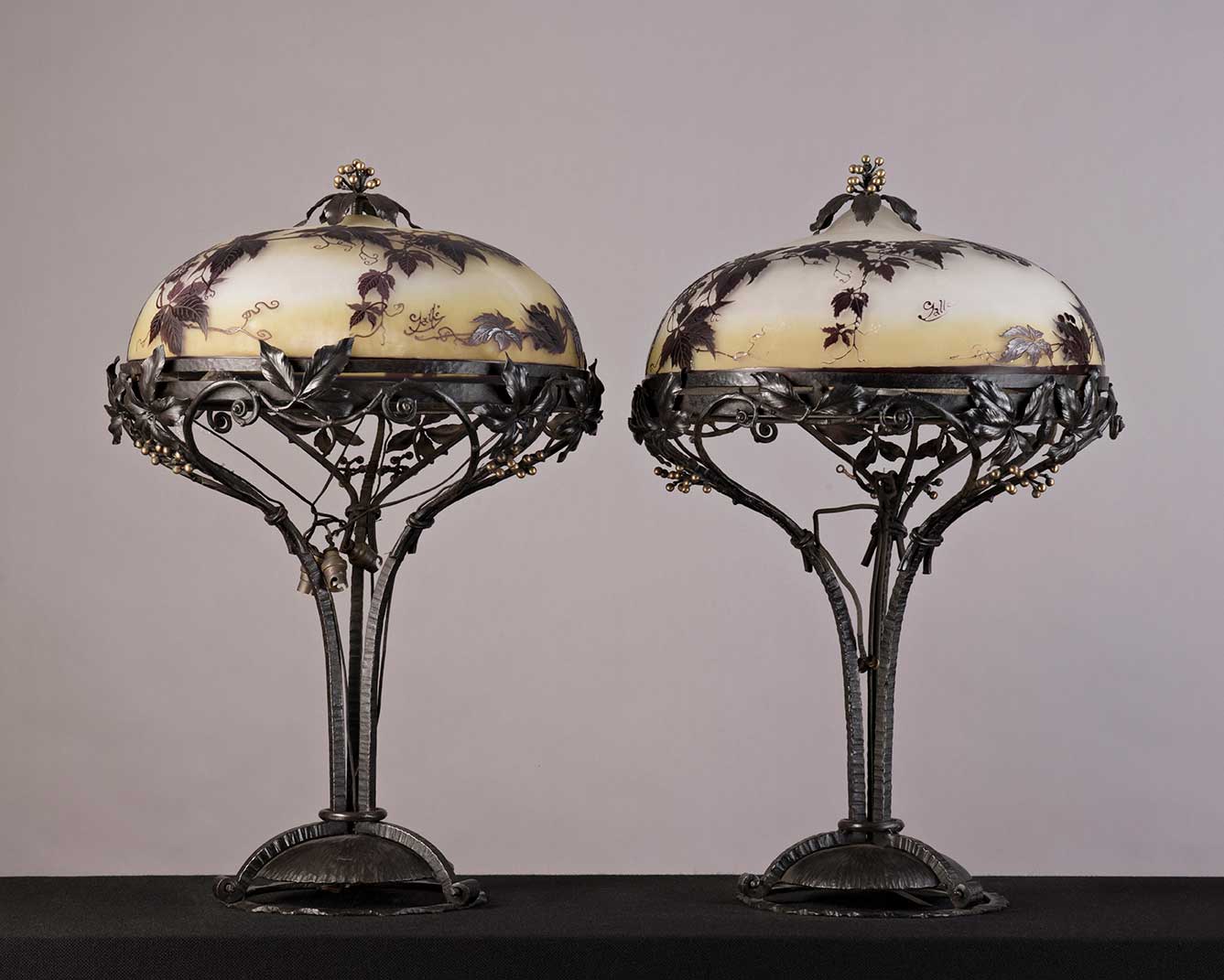 . Haut-parleurs Lumière modèle "Lampe" avec abats-jour en verre