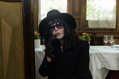 Isabelle Adjani joue la Marraine dans le film. 