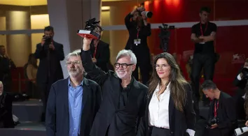 Stéphane Brizé, Coralie Amédéo et Olivier Gorce avec leur prix