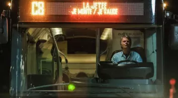 Franck Dubosc au volant du bus pour la première image de son nouveau film "5H48 place des martyrs"