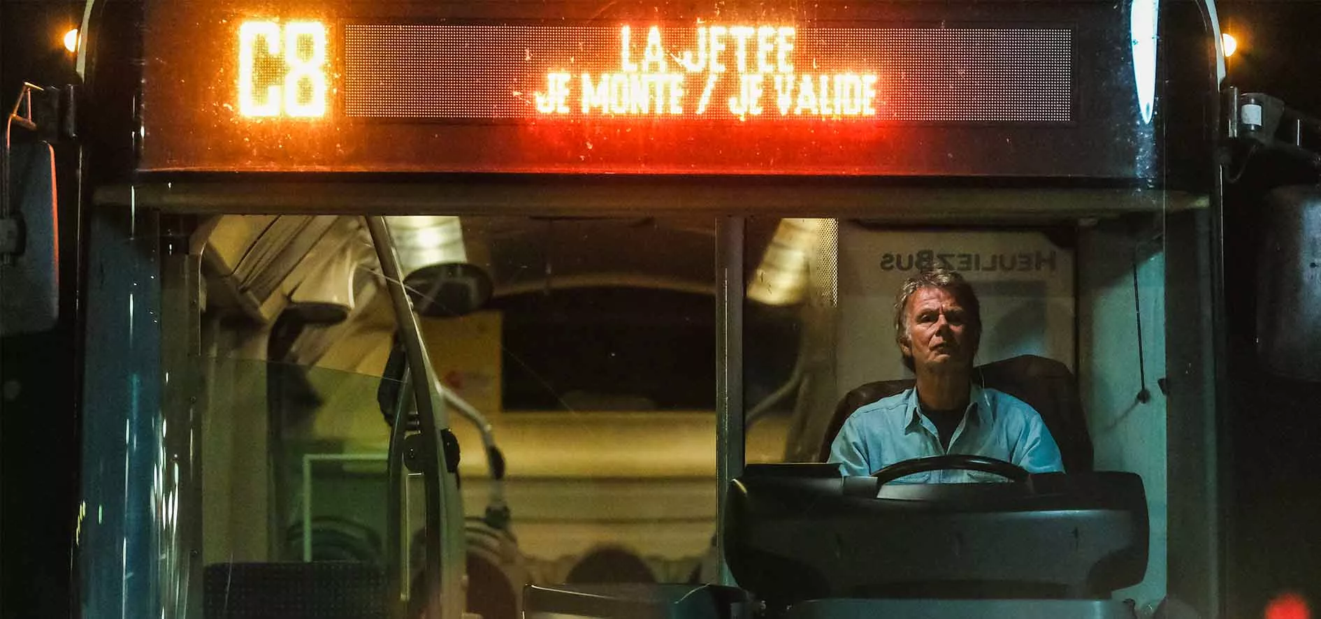 Franck Dubosc au volant du bus pour la première image de son nouveau film "5H48 place des martyrs"