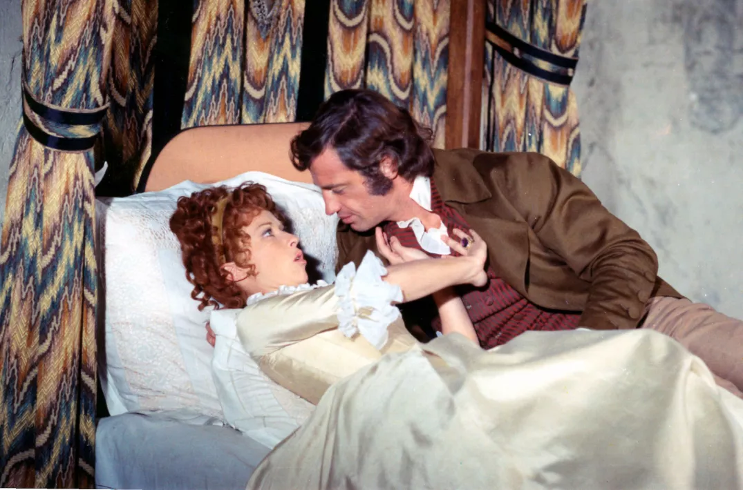 SINK OR SWIM - Still of Marlene Jobert & Jean-Paul Belmondo