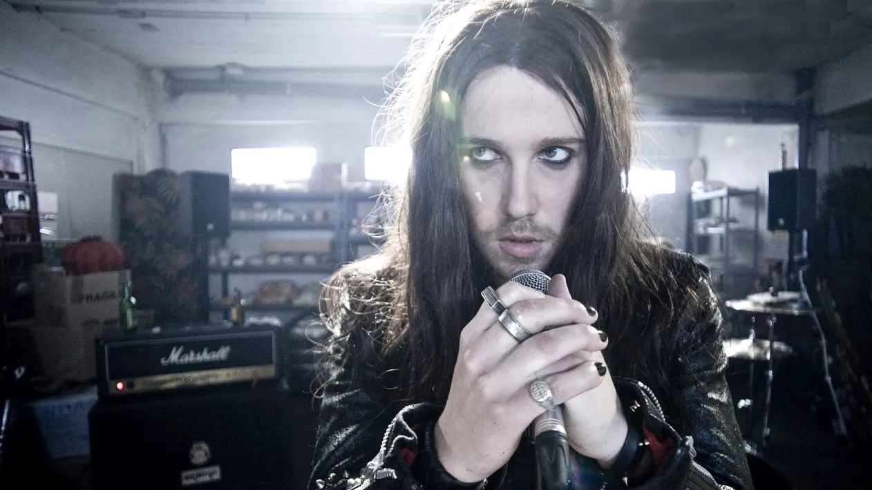 POP REDEMPTION - Still of Julien DorĂ©