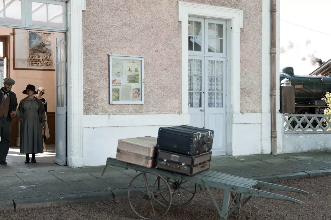 BEHIND THE WALLS - Still