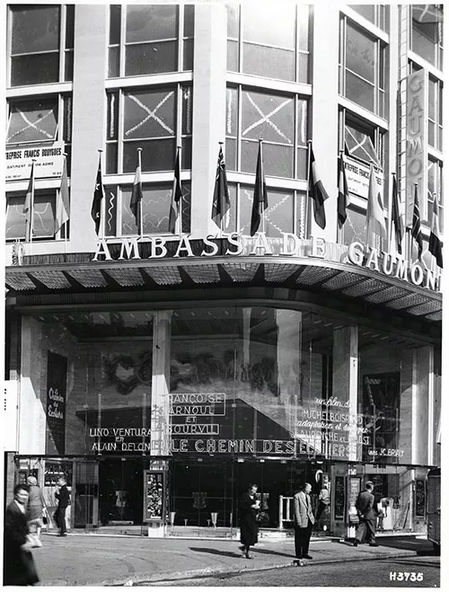 Façade extérieure du Gaumont Ambassade - 1959