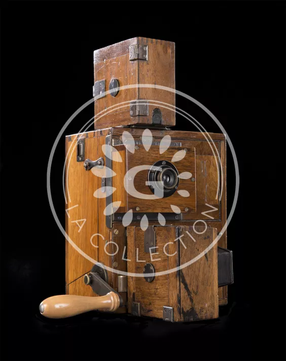 Chronophotographe Demenÿ, L. Gaumont & Cie. 1897. Première caméra 35mm fabriquée par Gaumont. Caméra dite "réversible" assure la prise de vue et la projection