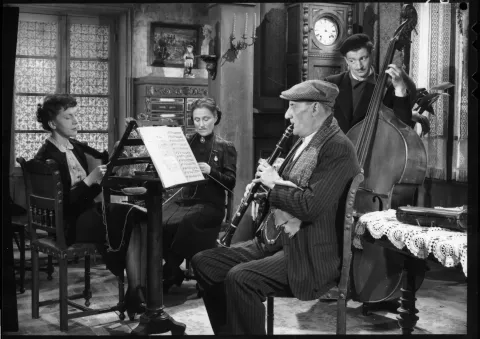 ESCALIER DE SERVICE - Still